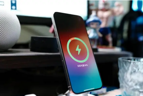 婺源苹果15换屏服务分享用什么充电器给iPhone15充电更好 